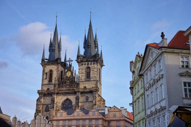 Çek Cumhuriyeti 'nin Prag kentindeki tarihi binalar ve iki yüksek kuleyle Tyn' den önceki Gotik Meryem Kilisesi manzarası. Seyahat ve Avrupa mimarisi kavramı