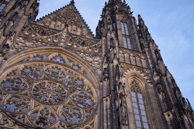 Çek Cumhuriyeti 'nin Prag kentindeki mavi gökyüzü altında bulunan gül pencereli Aziz Vitus Katedrali' nin ayrıntılı Gotik cephesi. Din, miras ve ortaçağ mimarisi kavramı