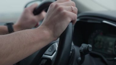 Sisli kış gününde direksiyon başında araba kullanırken ellerinizi kapatın. Seyahat, ulaşım ve yol güvenliği kavramı