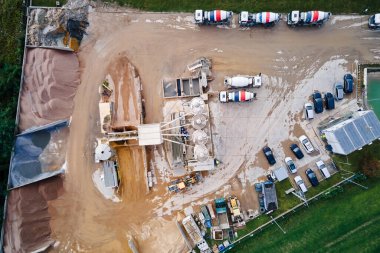 Siloları, mikser kamyonları ve hammadde deposu olan beton fabrikası. Çimento fabrikası, hava manzarası. Üretim ve teslimat beton ve inşaat malzemeleri