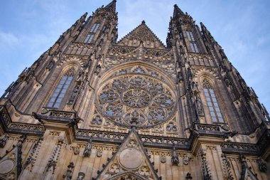 Çek Cumhuriyeti 'nin Prag kentindeki mavi gökyüzü altında bulunan gül pencereli Aziz Vitus Katedrali' nin ayrıntılı Gotik cephesi. Din, miras ve ortaçağ mimarisi kavramı