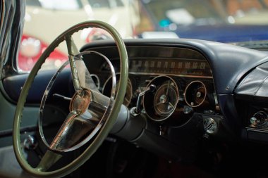 Retro arabanın içinde direksiyon simidi ve klasik gösterge paneli enstrümanları var. Eski aracın içeriden görüntüsü