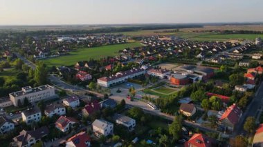 Sınıfları, spor salonlarını, spor salonlarını, banliyö konutlarını ve küçük kasabadaki yeşil alanları olan büyük okul kompleksinin havadan görünüşü