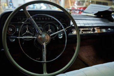 Retro Buick 'in içinde direksiyon simidi ve klasik göstergeleri ve krom detayları olan klasik gösterge paneli var. Vintage aracın içeriden görünüşü. Wroclaw, Polonya - Aralık 04, 2022