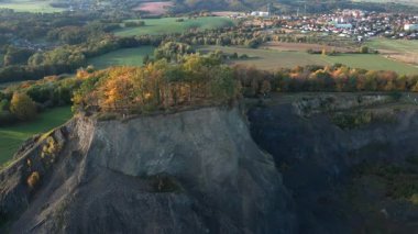 Sonbahar boyunca Polonya 'da uçurumları, ormanları ve tarlaları olan sönmüş volkanların havadan görünüşü. Volkanik manzara, jeoloji, doğa yolculuğu ve kırsal manzara kavramı.