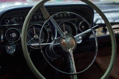 Retro Buick 'in içinde direksiyon simidi ve klasik göstergeleri ve krom detayları olan klasik gösterge paneli var. Vintage aracın içeriden görünüşü. Wroclaw, Polonya - Aralık 04, 2022