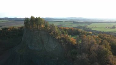Sonbahar boyunca Polonya 'da uçurumları, ormanları ve tarlaları olan sönmüş volkanların havadan görünüşü. Volkanik manzara, jeoloji, doğa yolculuğu ve kırsal manzara kavramı.