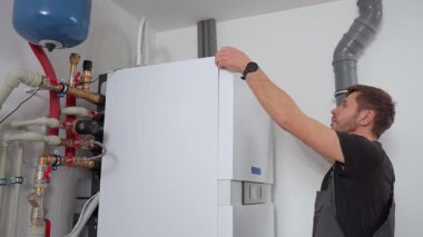 Isı pompası ünitesini denetlemek için dahili kabloları olan teknisyen açık kontrol paneli. Isıtma ve soğutma sisteminde uzman. HVAC bakımı, ev ısıtma sistemi ve enerji verimliliği kavramı