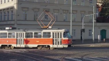 Kızıl şehir tramvayı Prag şehir merkezindeki kaldırım taşı caddesinde ilerliyor. Toplu taşıma kavramı, günlük ulaşım, Avrupa şehir yaşamı ve seyahat
