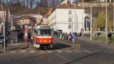Kızıl şehir tramvayı Prag şehir merkezindeki kaldırım taşı caddesinde ilerliyor. Toplu taşıma kavramı, günlük ulaşım, Avrupa şehir yaşamı ve seyahat