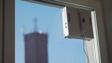 Otomatik cam temizleme robotunu kapat. Robot cam temizleyicisi evde cam yıkıyor. Akıllı ev aletleri kavramı