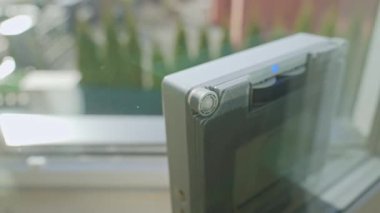 Otomatik cam temizleme robotunu kapat. Robot cam temizleyicisi evde cam yıkıyor. Akıllı ev aletleri kavramı
