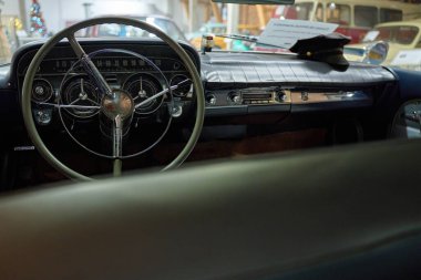 Retro Buick 'in içinde direksiyon simidi ve klasik göstergeleri ve krom detayları olan klasik gösterge paneli var. Vintage aracın içeriden görünüşü. Wroclaw, Polonya - Aralık 04, 2022