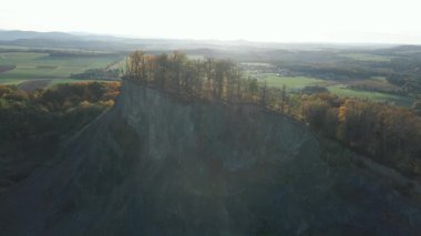 Sonbahar boyunca Polonya 'da uçurumları, ormanları ve tarlaları olan sönmüş volkanların havadan görünüşü. Volkanik manzara, jeoloji, doğa yolculuğu ve kırsal manzara kavramı.