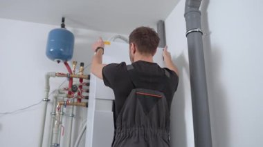 Isı pompası ünitesini denetlemek için dahili kabloları olan teknisyen açık kontrol paneli. Isıtma ve soğutma sisteminde uzman. HVAC bakımı, ev ısıtma sistemi ve enerji verimliliği kavramı