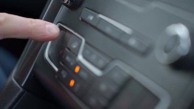 Modern araç gösterge panelindeki parmak klima düğmesine bas. Kışın araba ısıtma ve konforlu sürüş kavramı
