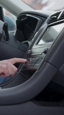 Modern araç gösterge panelindeki parmak klima düğmesine bas. Kışın araba ısıtma ve konforlu sürüş kavramı