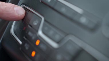 Modern araç gösterge panelindeki parmak klima düğmesine bas. Kışın araba ısıtma ve konforlu sürüş kavramı