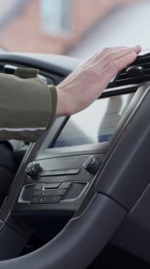 Modern araç gösterge panelindeki parmak klima düğmesine bas. Kışın araba ısıtma ve konforlu sürüş kavramı