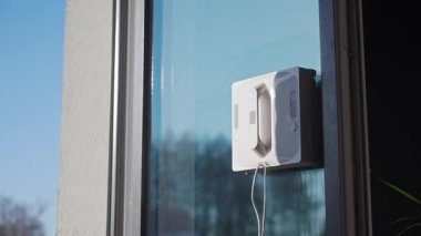 Otomatik cam temizleme robotunu kapat. Robot cam temizleyicisi evde cam yıkıyor. Akıllı ev aletleri kavramı