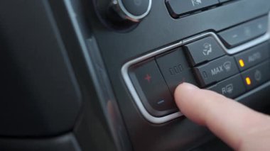Modern arabanın gösterge panelindeki kırmızı ışıklı düğmeye bas. Modern arabanın içindeki ısıtmalı koltuğu çalıştırıyor. Soğuk havada sıcaklık ayarlama ve sürüş konforu kavramı