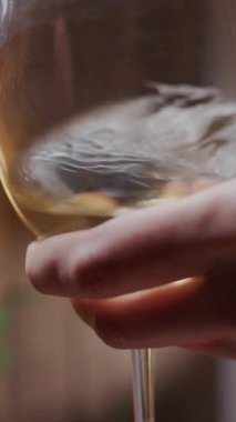 Oturma odasında el ele tutuşup, gece aydınlatmalı beyaz şarap içeceğiz. Şarap tatma kavramı