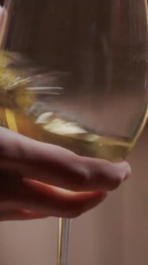Oturma odasında el ele tutuşup, gece aydınlatmalı beyaz şarap içeceğiz. Şarap tatma kavramı