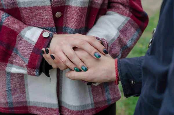 Toucher Les Mains Féminines Masculines Gros Plan Une Jeune Femme — Photo