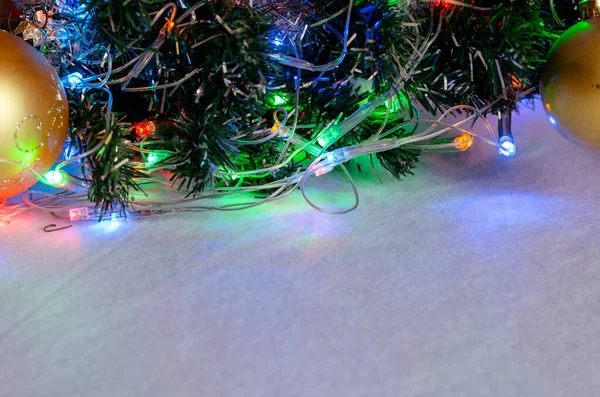 Atmosfera Natal Com Guirlandas Foco Desfoque Luzes Desfocadas Ramo Árvore — Fotografia de Stock