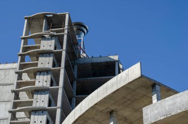 Bitmemiş bir gökdelenin beton binası. Tekrarlanan bir dizi boş kat. Soyut geometrik endüstriyel arka plan. Hiç kimse olmadan.