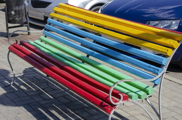 Opalizujące Kolorowe Puste Ławki Pobliżu Parkingu Drewniane Ławki Wielobarwnych Prętów — Zdjęcie stockowe