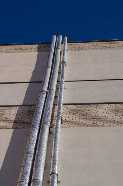 Die Außenwand Des Gebäudes Mit Isolierten Rohren Hohe Ziegelmauer Mit — Stockfoto