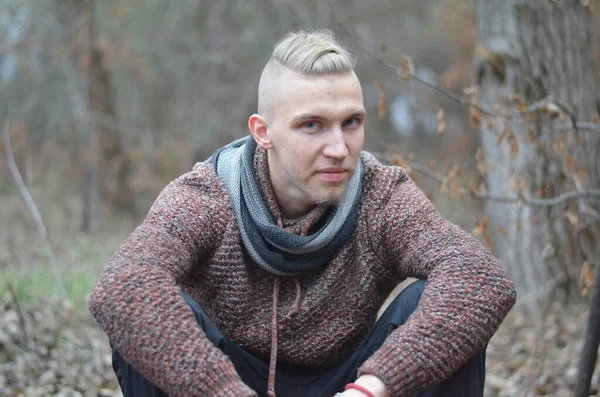 北欧の髪型をした若い男の屋外肖像画 茶色のニットセーターとグレーのスカーフの若い大人 落ち着いた色 — ストック写真