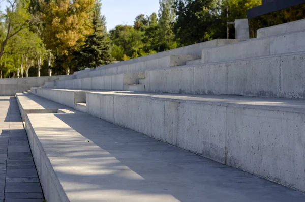 Streszczenie Geometrycznego Tła Betonu Fragment Areny Stopniami Jasnym Świetle Słonecznym — Zdjęcie stockowe