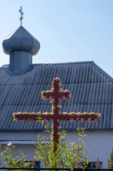Crucifixo Madeira Decorado Com Flores Fundo Uma Igreja Cristã Férias — Fotografia de Stock