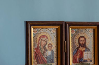 İsa 'yı ve Meryem Ana' yı tasvir eden Hristiyan ikonu. Eski Slavca 'daki yazıtlar ikonda resmedilenlerin isimleri anlamına geliyor. Ortodoks Kilisesi.