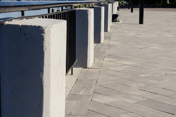 Fragmento Aterro Cidade Com Pedestais Concreto Uma Cerca Metal Cerca — Fotografia de Stock