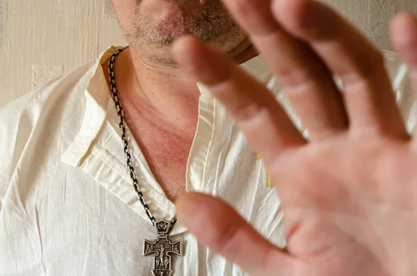 Homem Meia Idade Vestindo Camisa Linho Branco Com Cruz Cristã — Fotografia de Stock