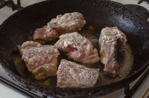 Pedaços Peixe Cru Desabou Farinha São Fritos Frigideira Feita Ferro — Fotografia de Stock