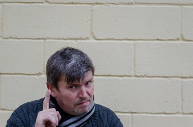 Birini salla. Sarı arka planda erkek jestini reddetmek