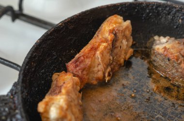 Kızartma tavasında kızartılmış balık parçaları. Kızarmış balık ve çıtır çıtır. Ev yapımı yemek. Kimse yok..