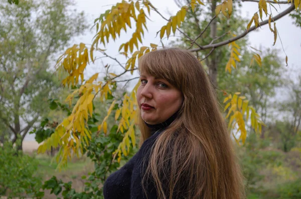 Sonbahar Parkında Çözünmüş Sarı Saçlı Orta Yaşlı Bir Kadının Portresi — Stok fotoğraf