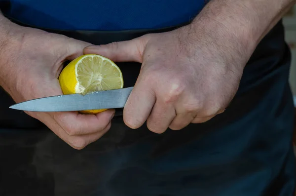 Кухонный Нож Спелый Лимон Мужские Руки Руки Режут Лимон Весу — стоковое фото