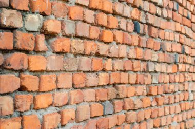 Kırmızı tuğlalı duvar perspektiften açılıyor. Dikdörtgen kil tuğlaların geometrik bileşimi. Çoklu görev geçmişi. Hiç kimse olmadan.