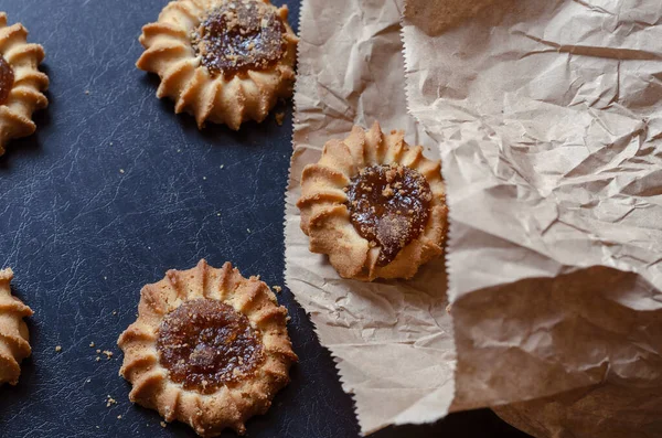 Kakor Och Papperspåse Svart Bord Läckra Söta Godsaker Med Fruktsylt — Stockfoto