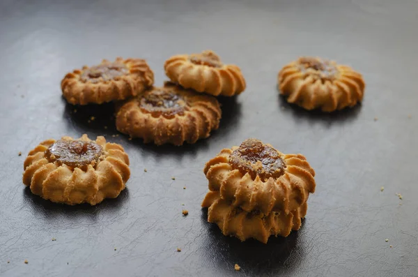 Песочное Печенье Фруктовым Джемом Группа Вкусных Сладких Печенек Джемом Черном — стоковое фото