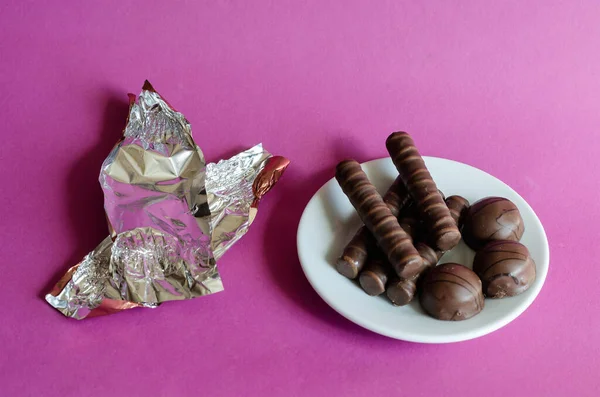 Rozproszony Obraz Czekoladki Spodki Opakowanie Cukierków Różowym Tle Porcję Pysznych — Zdjęcie stockowe
