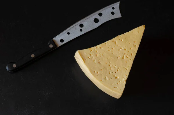 Кусок Твердого Сыра Специальный Нож Черном Фоне Один Большой Треугольный — стоковое фото