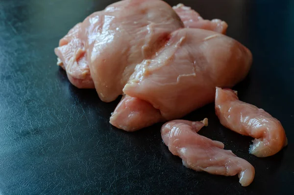 Filé Frango Cru Fundo Preto Pedaços Aleatórios Carne Close Alimentos — Fotografia de Stock