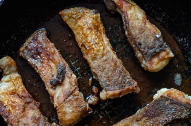 Kızartma tavasında kızartılmış balık parçaları. Kızarmış balık ve çıtır çıtır. Ev yapımı yemek. Kimse yok..